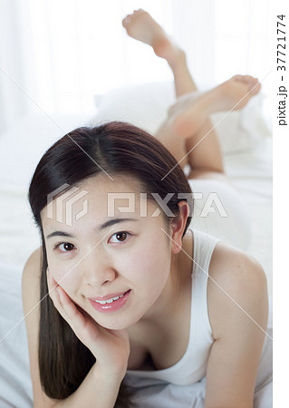 起床　若い女性 37721774