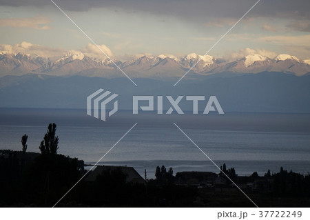 夕暮れのイシク・クル湖と天山山脈 37722249