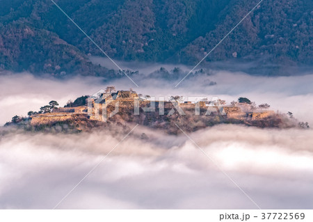 雲海に浮かぶ竹田城跡 雲海に浮かぶ竹田城跡 37722569