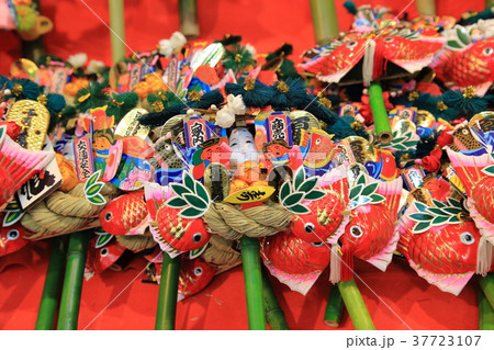 浅草　鷲（おおとり）神社の酉の市　商売繁盛の熊手 37723107
