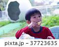 公園でおやつを食べている男の子 37723635