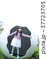 公園で遊ぶ女の子 37723705