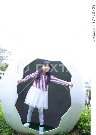 公園で遊ぶ女の子 37723705