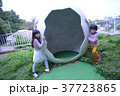 公園で遊ぶ姉弟 37723865