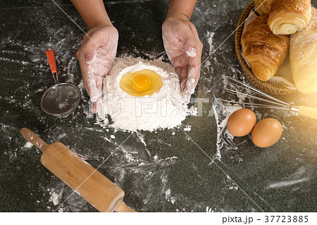 Man hand prepare bakery raw material 37723885