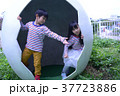 公園で遊ぶ姉弟 37723886