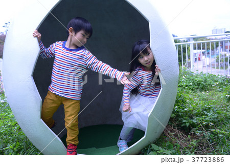 公園で遊ぶ姉弟 37723886