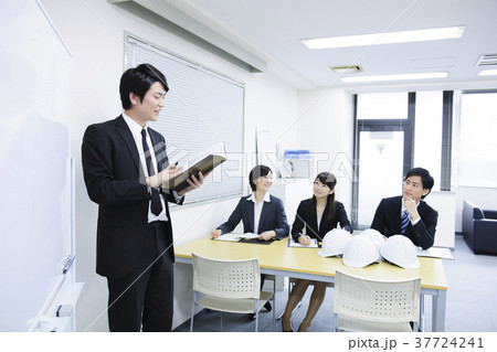 会議をするビジネスマン      37724241