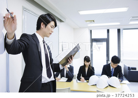会議をするビジネスマン      37724253