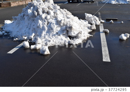 積雪後に除雪した駐車場 37724295