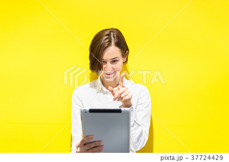 タブレットPCを持つ若い女性 37724429