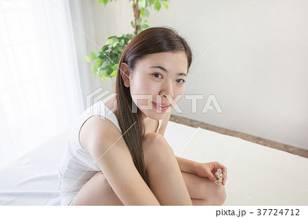 ペディキュアを塗る女性 ペディキュアを塗る女性 37724712