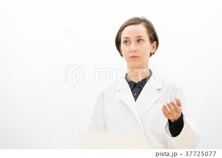 研究発表をする白衣の女性（医者・科学者・学者） 37725077