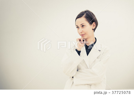 白衣の若い女性（医者・研究者・科学者イメージ） 37725078