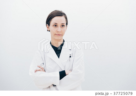 腕組みする白衣姿の若い女性 37725079
