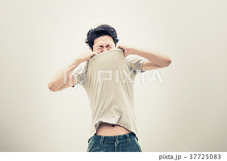 Tシャツを脱ぐ男性 イメージ素材 コンセプト の写真素材
