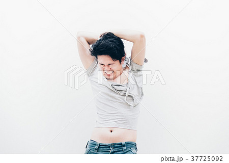 Tシャツを脱ぐ男性 イメージ素材 コンセプト の写真素材