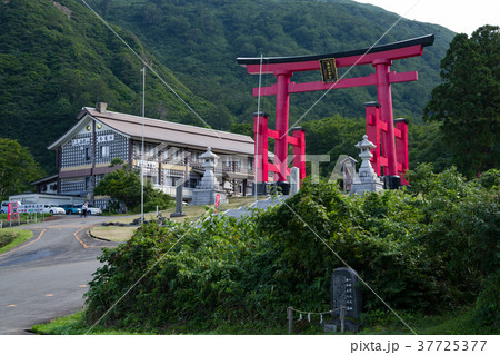 山形県　湯殿山神社　大鳥居と参篭所 37725377