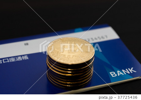 仮想通貨・ビットコインと通帳のイメージ 仮想通貨・ビットコインと通帳のイメージ 37725436