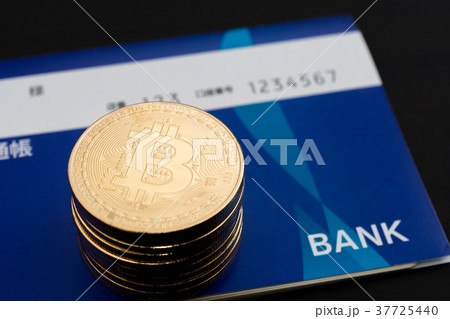 仮想通貨・ビットコインと通帳のイメージ 37725440