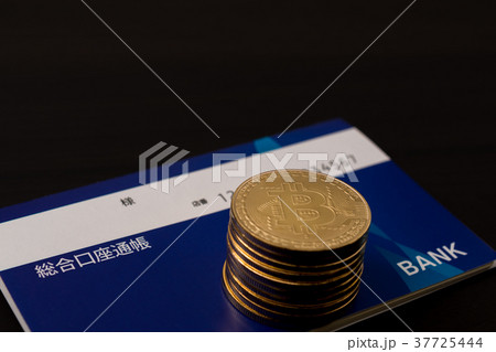 仮想通貨・ビットコインと通帳のイメージ 仮想通貨・ビットコインと通帳のイメージ 37725444