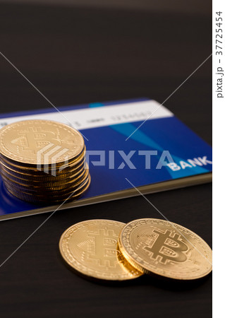 仮想通貨・ビットコインと通帳のイメージ 仮想通貨・ビットコインと通帳のイメージ 37725454