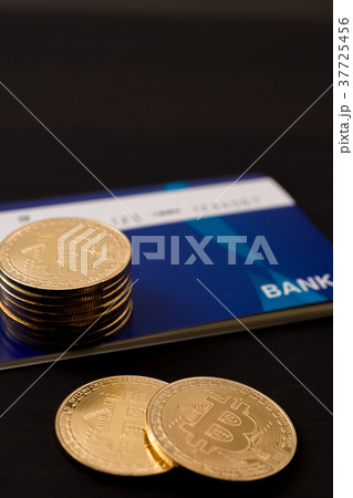 仮想通貨・ビットコインと通帳のイメージ 仮想通貨・ビットコインと通帳のイメージ 37725456
