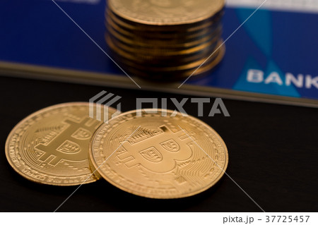 仮想通貨・ビットコインと通帳のイメージ 37725457