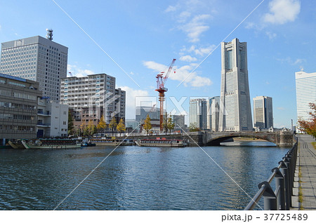 横浜みなとみらい地区、運河に屋形船が浮かんでいます 37725489