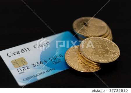 仮想通貨・ビットコインとキャッシュカードのイメージ 仮想通貨・ビットコインとキャッシュカードのイメージ 37725619