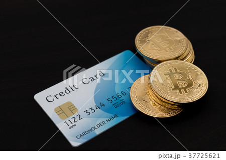 仮想通貨・ビットコインとキャッシュカードのイメージ 仮想通貨・ビットコインとキャッシュカードのイメージ 37725621