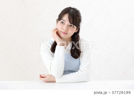 考えている女性 37726199