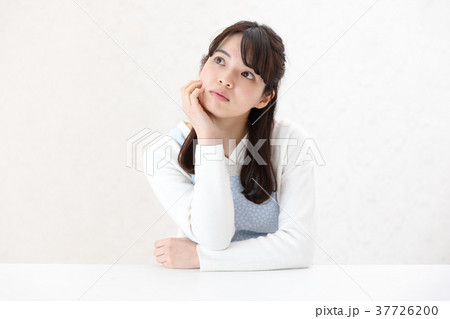 考えている女性 考えている女性 37726200