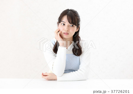 考えている女性 考えている女性 37726201