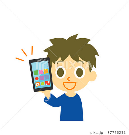スマホを見せている男の子 37726251