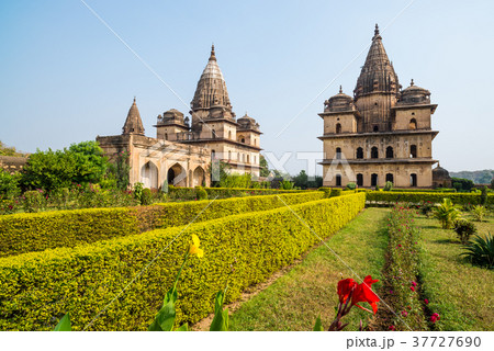 Orchha Cenotaphs, sunny day 37727690