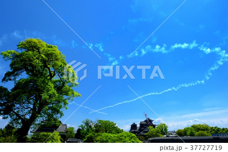 青空に大きなハート(熊本城上空、ブルーインパルスによるスモーク) 青空に大きなハート(熊本城上空、ブルーインパルスによるスモーク) 37727719