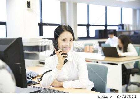 女性 会社員 オフィス 37727951