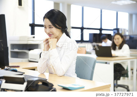 女性 会社員 オフィス 37727971