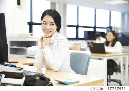 女性 会社員 オフィス 37727972