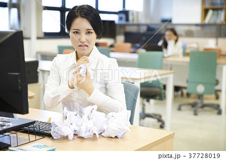 女性 会社員 オフィス 37728019