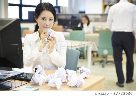 女性 会社員 オフィス 37728030