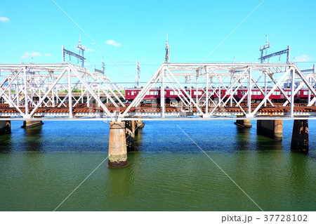 橋を渡る阪急電車 37728102