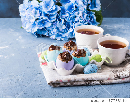 Easter sweet cup cakes treets in colorful shells Easter sweet cup cakes treets in colorful shells 37728114