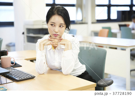 女性 オフィス デスク 37728190