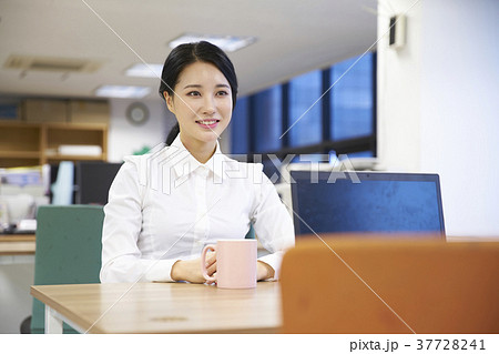 女性 会社員 デスク 37728241