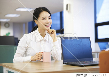 女性 会社員 オフィス 37728243