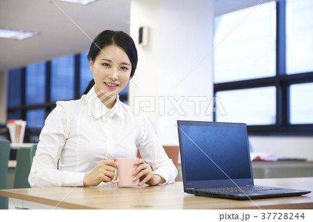 女性 会社員 笑顔 37728244