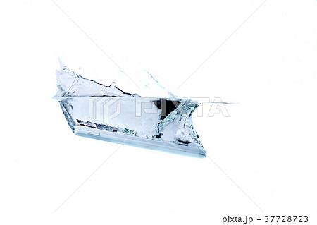 水の中に沈みゆくスマートフォン 37728723