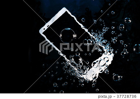 水の中に沈みゆくスマートフォン 水の中に沈みゆくスマートフォン 37728736